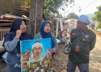 Miris,  2 Ibu dari Desa Cimanggu Kecamatan Cikembar Kabupaten Sukabumi Gagal Jumpai KDM Untuk Tunjukan Hasil Karya Suaminya 