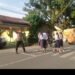 Polisi Hadir di Tengah Masyarakat, Bhabinkamtibmas Polsek Kuala Gatur Pagi di Depan SMPN 1 Kuala