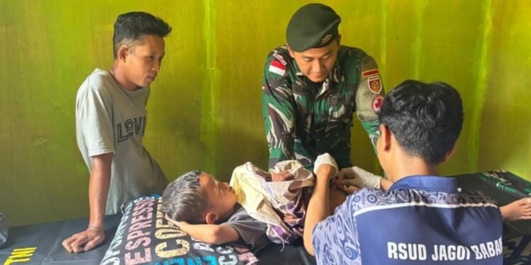 Dalam Rangka HUT TNI ke-80, Satgas Pamtas RI-Malaysia Yonarhanud 1 Kostrad Gelar Sunatan Massal di Pos Sentabeng