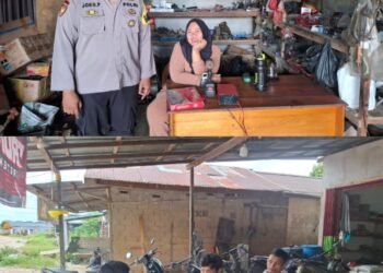 Gelar Patroli Dialogis Polsek Kuala Behe Berikan Himbauan Kepada Warga 