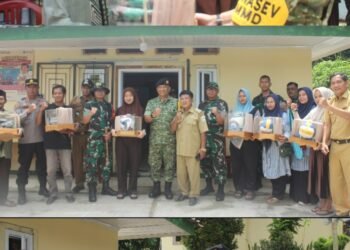 Wasev TNI TMMD Ke-126 Laksanakan Foto Bersama dan Serahkan Bantuan Perlengkapan Olahraga Kepada Masyarakat Desa Cikentrung