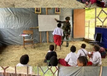 Prajurit Satgas Yonif 700/WYC Jadi Guru Pengganti, Anak-Anak SD Mayuberi Antusias Belajar Matematika