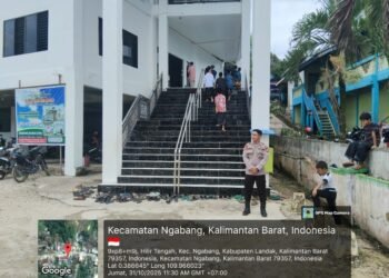 Personil Polsubsektor Jelimpo dan Polsek Ngabang Laksanakan Pengamanan Ibadah Sholat Jum’at di Dua Masjid