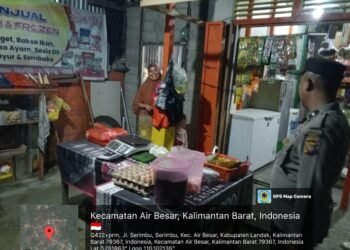 Patroli Malam, Polisi Sambangi Pemilik Warung: Wujudkan Rasa Aman di Tengah Warga