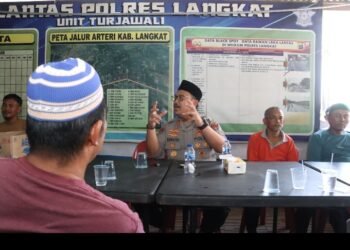 Kapolres Langkat Melaksanakan Jum’at Curhat dan Makan Bersama Abang Penarik Becak, Serta Sampaikan Pesan Kamtibmas