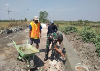 Karya Bakti Babinsa Koramil Sidayu Bantu Warga Bangun TPT di Desa Racikulon