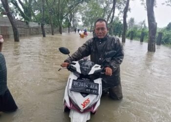 Kawasan Medan Utara Kolaps: Sungai Deli Meluap, Ribuan Rumah Terendam – Rumah Wartawan Berita Faktanews Ikut Hanyut