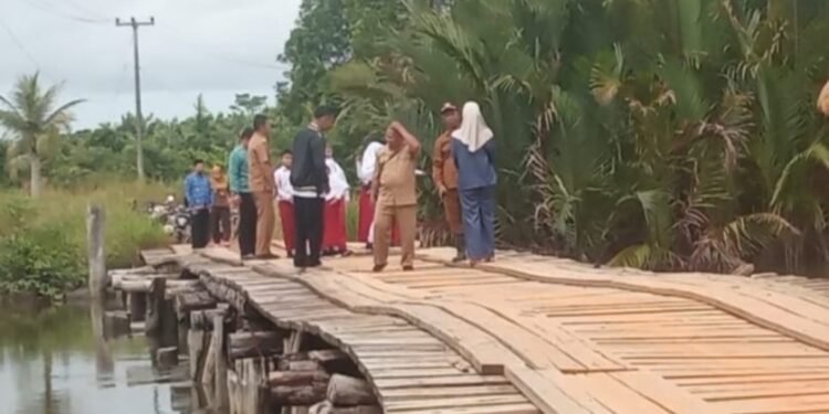Selamatkan Dunia Pendidikan: “Masyarakat Berharap Pemerintah Pusat Bangun Jembatan Penghubung Dusun 2 Desa Marok Kecil”.