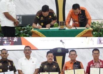 Kajati Kepri dan Gubernur Kepri berikut Kepala Daerah Se-Kepri Teken MoU Pelaksanaan Pidana Kerja Sosial Bagi Pelaku Tindak Pidana, Mulai Diterapkan 2026.