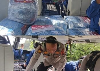 Akses Darat Terputus, Polda Sumut Kirim Bantuan Melalui Helikopter ke Daerah Terisolir Tapteng