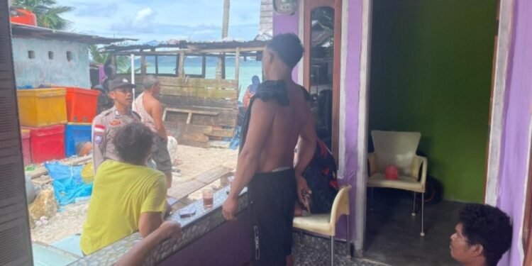 Antisipasi Cuaca Ekstrem, Bhabinkamtibmas Desa Pekajang Himbau Nelayan Utamakan Keselamatan