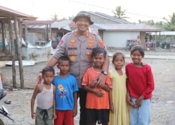 Kapolres Langkat Temui Anak-Anak Korban Banjir di Desa Tapak Kuda, Lanjutkan Perjalanan Distribusi Logistik ke Wilayah yang Masih Tergenang