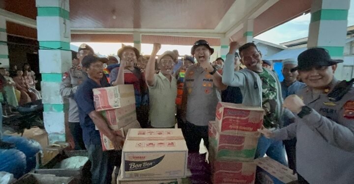 Kapolres Langkat Salurkan Bansos Melalui Jalur Sungai Palu, Untuk Warga Terdampak Banjir di Dusun Pematang Sentang