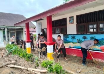 Hadir Untuk Masyarakat: Polda Sumut Bersihkan Sekolah dan Masjid Terdampak Longsor di Garoga
