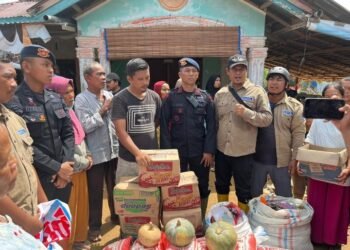 Brimob Polda Sumut Bersama Relawan Mapel Indonesia Salurkan Bantuan Sembako untuk Warga Terdampak Bencana di Sibolga–Tapteng