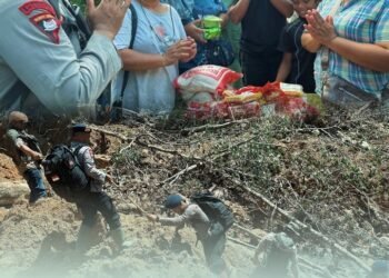 Menembus Lumpur, Menjunjung Harapan: Brimob Polda Sumut dan Relawan Mapel Indonesia Bantu Desa-Desa Terisolir di Tapteng