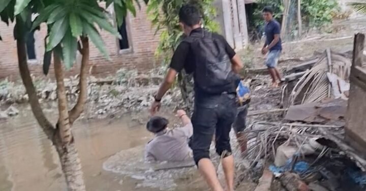 Kapolres Langkat Tercebur Saat Salurkan Bansos Banjir, Tetap Utamakan Warga