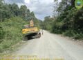 Alat Berat Diduga Milik Anggota DPRD Melintasi Aspal Lapen Baru, Warga Pertanyakan Pelanggaran Aturan Jalan