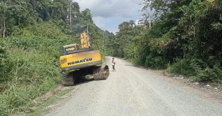 Alat Berat Diduga Milik Anggota DPRD Melintasi Aspal Lapen Baru, Warga Pertanyakan Pelanggaran Aturan Jalan