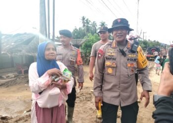 Pemulihan Pascabanjir Tapsel Dipercepat, Personel Brimob Fokus Bersihkan Rumah dan Fasilitas Pendidikan