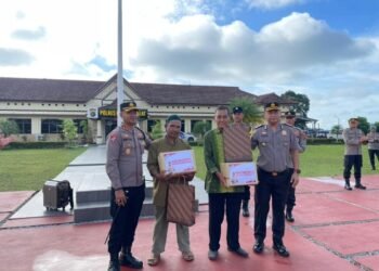 Kapolres Bangka Barat Beri Penghargaan kepada Warga Penemu Granat di Kampung Tanjung