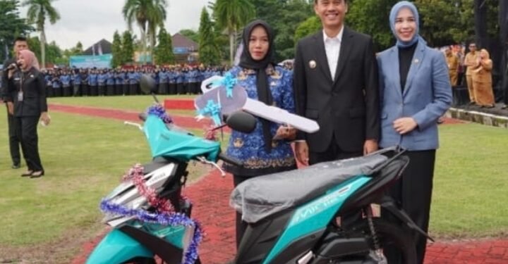 Honorer Dilantik Jadi PPPK, Nurmala Dewi Dapat Hadiah Motor dari Bupati OKI