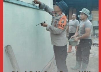 Brimob Polda Sumut Bangun MCK untuk Warga Terdampak Banjir di Tolang Julu