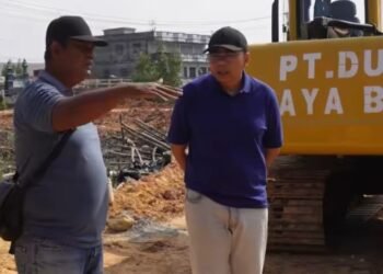 Kepala Dinas PU Kota Dumai Tinjau Progres Pembangunan Tanggul Pengendali Banjir di Jalan Belimbing