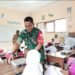 Peran Aktif Babinsa Koramil 0818/13 Kalipare Dukung Program MBG, Serda Istiono Dampingi Pembagian Kepada Siswa SD di Desa Putukrejo