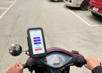 Mahasiswa Vietnam Ciptakan “Kotak Keselamatan” untuk Cegah Main Ponsel Saat Berkendara