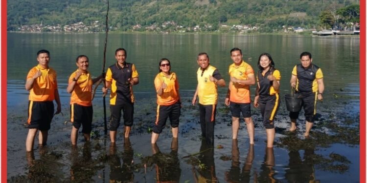 Kapolres Samosir Ganti Olahraga dengan Aksi Bersih-bersih di Water Front Pangururan dan Tepi Danau Toba
