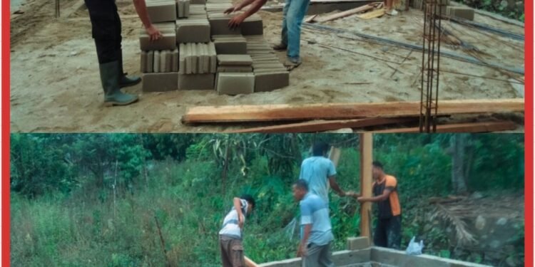 Ditengah Mendung, Brimob Gotong Royong Bangun Rumah Korban Banjir Tolang Julu