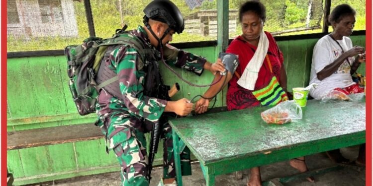 Satgas Pamtas Yonif 410/Alg Berikan Edukasi dan Yankes Door to Door di Kampung Jagiro