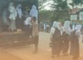 Brimob Sumut Antar Anak-Anak Desa Garoga Tetap Bersekolah di Tengah Dampak Bencana