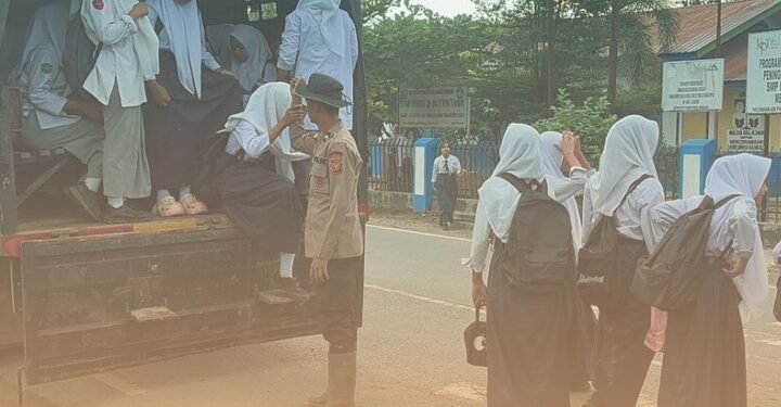 Brimob Sumut Antar Anak-Anak Desa Garoga Tetap Bersekolah di Tengah Dampak Bencana