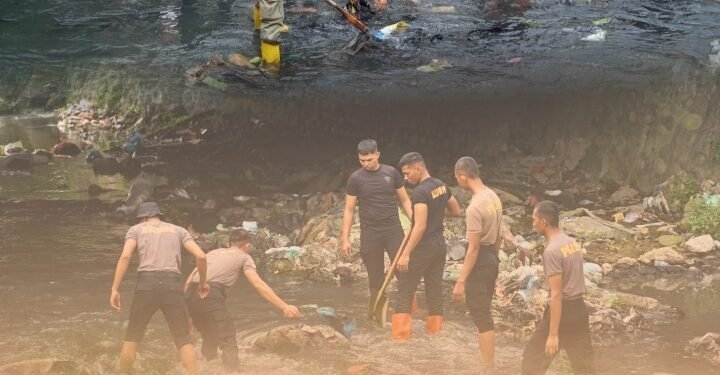 Brimob Sumut Turun ke Sungai, Aksi Nyata Menjaga Kehidupan dan Masa Depan Kota Medan
