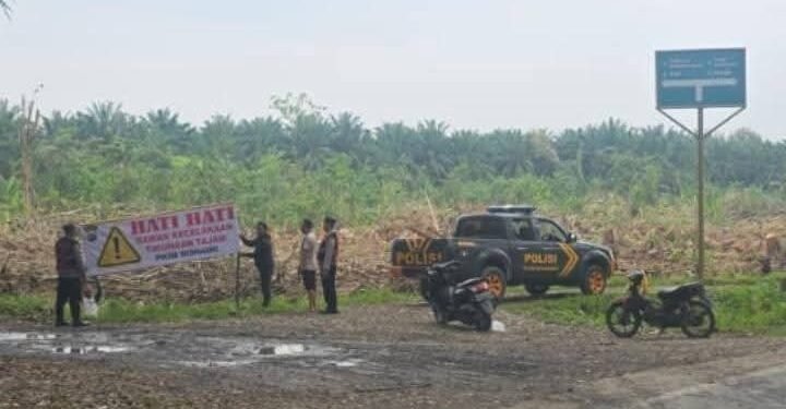 Kapolsek AKP Pamilu Hutagaol Kecamatan Secanggang Pasang Rambu Lalulintas Demi Ringkatkan Keselamatan Pengguna Jalan