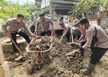 Personel Polres Pidie Bantu Warga Bersihkan Rumah Pascabanjir