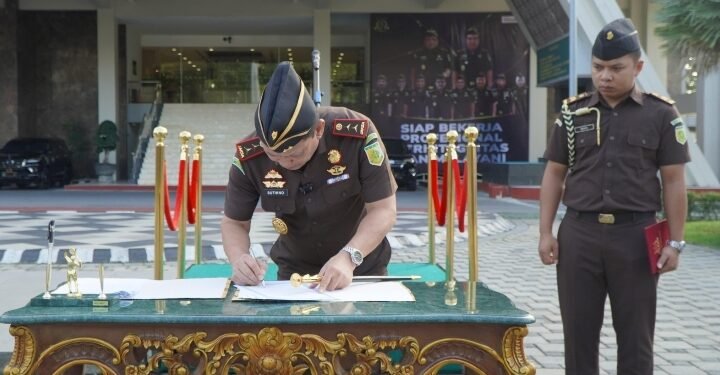 Wujudkan Birokrasi Bersih dan Melayani, Kejati Riau Gelar Apel dan Penandatanganan Pakta Integritas Menuju WBBM 2026