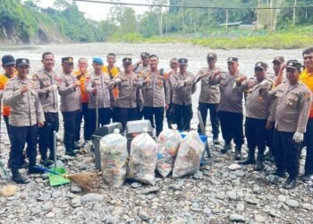 Polsek Padang Tualang Gotong Royong Bersihkan Ekowisata Tangkahan, Warga Apresiasi Kepedulian Polri