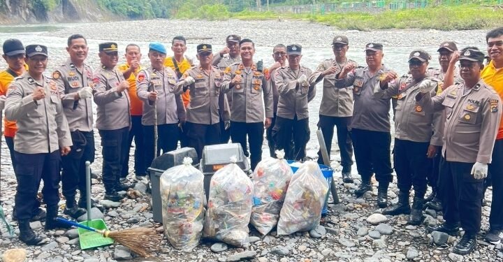 Polsek Padang Tualang Gotong Royong Bersihkan Ekowisata Tangkahan, Warga Apresiasi Kepedulian Polri