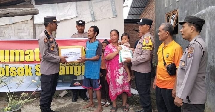 Kapolsek Secanggang AKP Pamilu  H.Hutagaol.SH,M.H Gelar Jum’at Barokah, Salurkan Bantuan kepada Warga Kurang Mampu