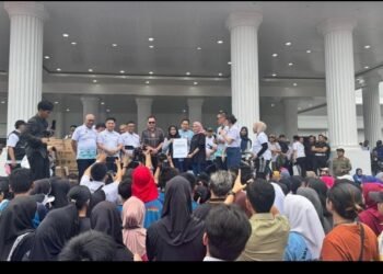 Kementerian Komdigi Serahkan Hadiah Umroh di Jalan Sehat HPN 2026.