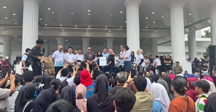 Kementerian Komdigi Serahkan Hadiah Umroh di Jalan Sehat HPN 2026.