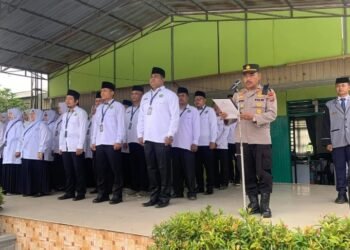 Kapolsek Pimpin Upacara Bendera di Pondok Tahfidz dan Madrasah Tsanawiyah Negeri, “Tanamkan Disiplin dan Cinta Tanah Air”
