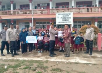 Kapolri Salurkan Ratusan Paket Perlengkapan Sekolah untuk Siswa Terdampak Bencana di Tapteng