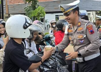 Humanis ke Pengendara! AKP Royke Noldy Berbagi Ratusan Takjil di Momen Ramadan 2026