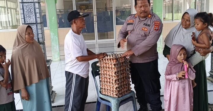 Kapolres Lhokseumawe Salurkan Bantuan Telur untuk Pengungsi di Dewantara