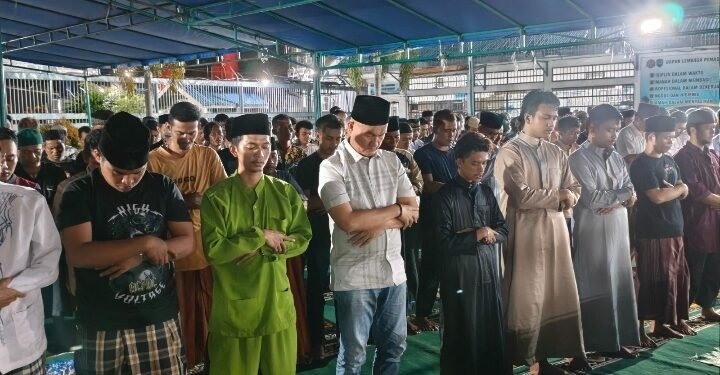 Masuki Malam Ketiga Ramadhan, Kalapas dan Jajaran Kembali Tarawih Bersama Warga Binaan
