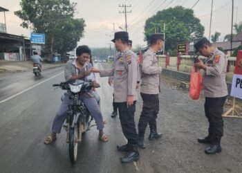 Hari Ke-4 Ramadhan, Polsek Besitang Berbagi Takjil, Kapolres Langkat Apresiasi Kepedulian Polri